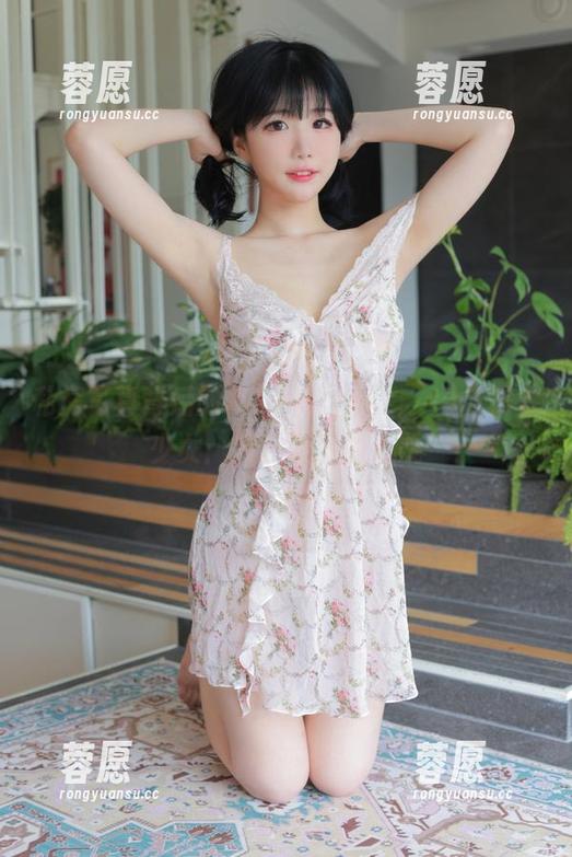 私房写真背后的Addielyn(에디린)与黑衣少女：暗色调下的心跳