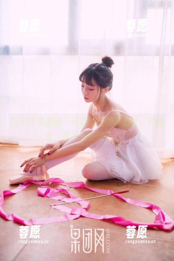 GIRLT果团网 - 写真集里的裤里丝，尹意纯，你到底在想什么？