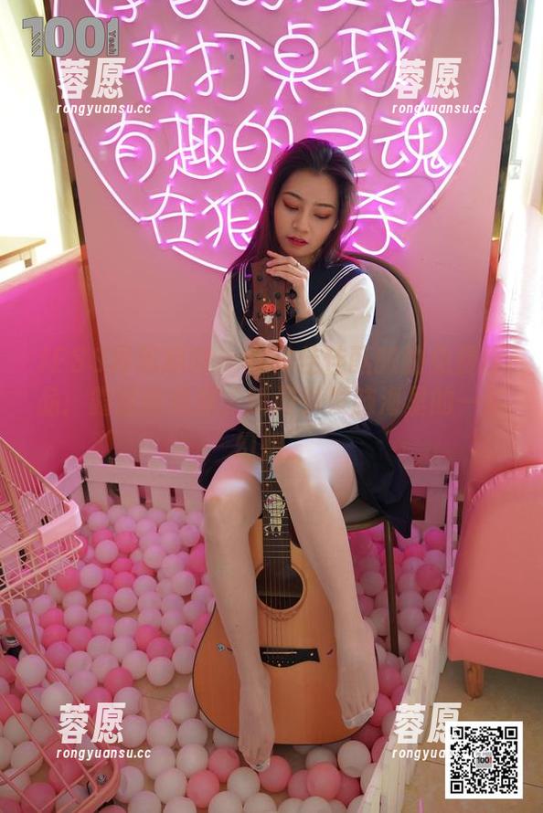 IESS异思趣向 - 女神佳佳酝酿的免费作品：露趾缝高跟，瞬间引发脑海里的一片幻想。