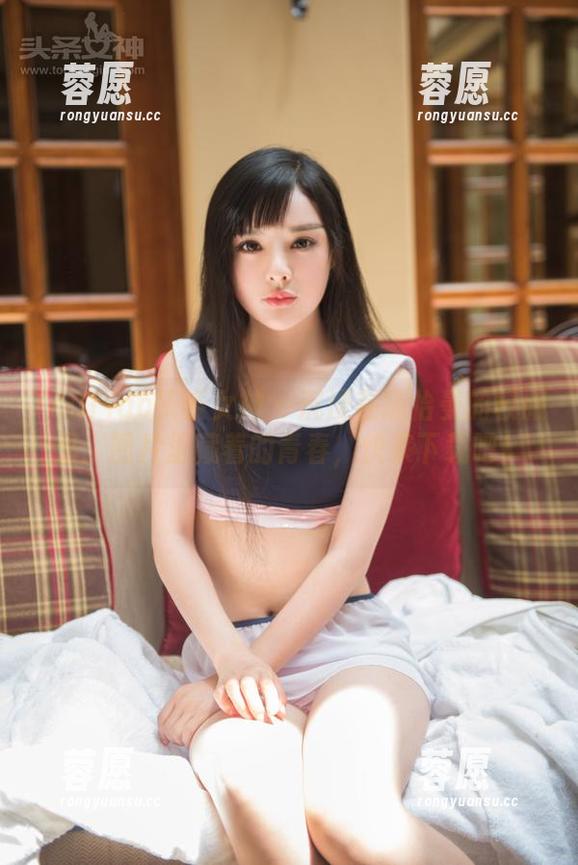 TouTiao头条女神 - 沉浸在陈怡曼的校服里：图片里藏着的青春，快来下载吧！