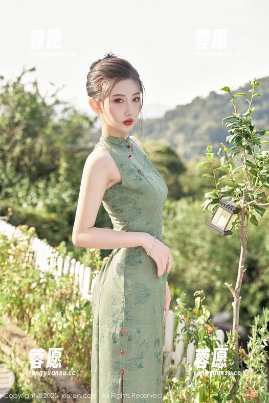 Xiuren秀人网 - 想知道御姐究竟有多吸引？那就来看看这个免费图集吧，Emily尹菲给你答案！