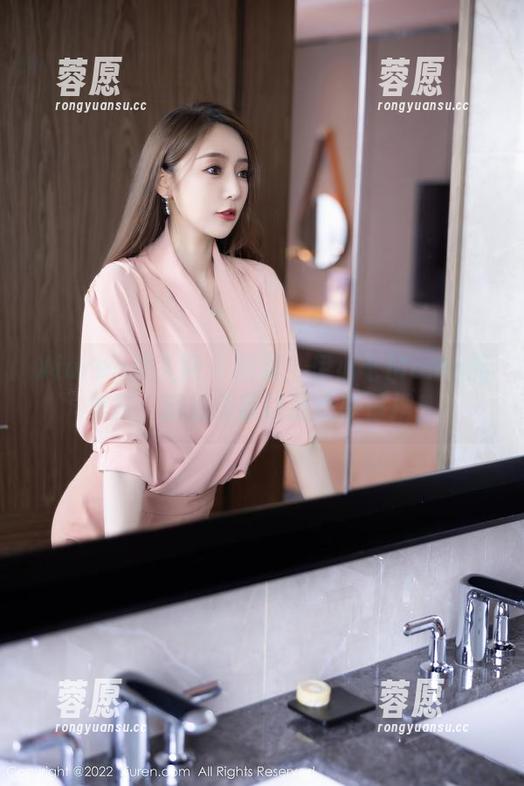 Xiuren秀人网-伊小七MoMo Xiuren秀人网 - 图集:伊小七MoMo的美腿,腿长无敌让我心脏停摆!