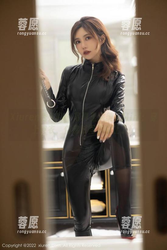 Xiuren秀人网-糯美子Mini Xiuren秀人网 - 写真里糯美子Mini:穿上皮衣,仿佛时间都静止了!