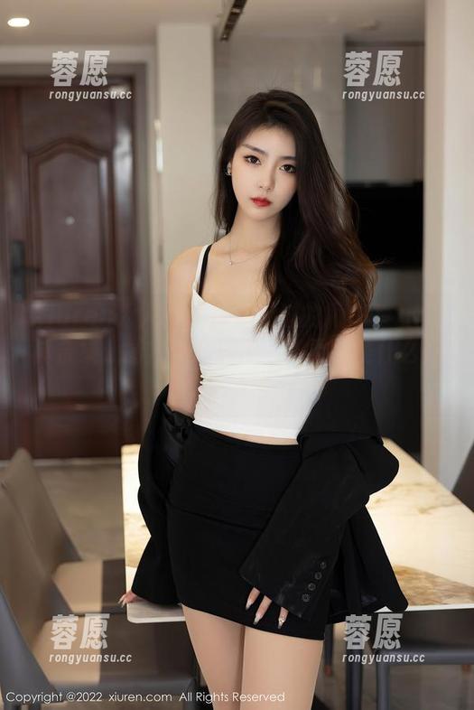 Xiuren秀人网-顾楚楚 Xiuren秀人网 - 你没见过的顾楚楚JK写真合集:图片中充满了‘你看这是什么’的神秘感!