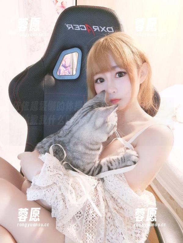 依依超级懒的体操服更新合集：她真是低调地教我什么叫气场，想知道我还在看什么吗？
