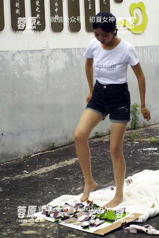 初夏女神-双双 初夏女神 - 翻开双双的写真集,资源满满的新年快乐瞬间!