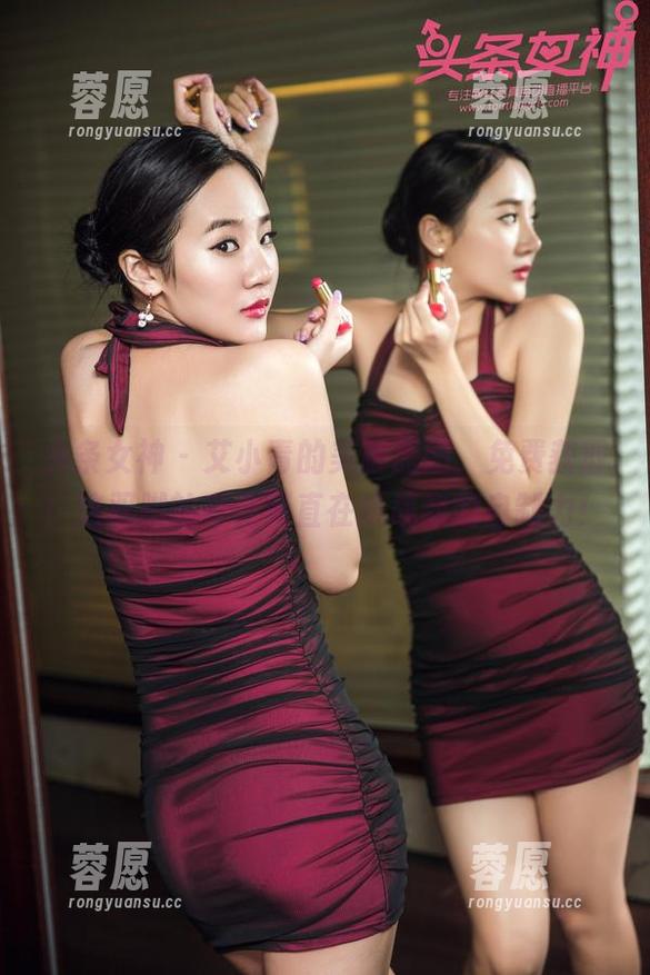 头条女神 - 艾小青的美脚原图，免费获取！这双脚的存在简直在挑战我的自制力！