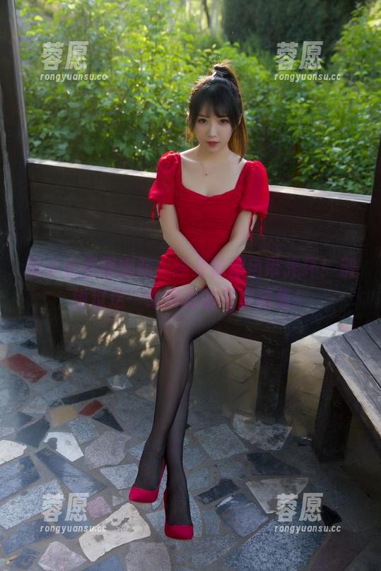 有小女巫露娜在，连身袜都自带光环！别错过这一组精彩的写真图集！