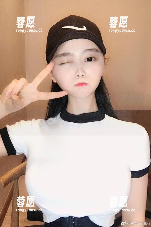 微密圈 - “左公子666红色套装，不知道是风格还是火焰，反正眼睛都被燃烧了！”原图，图片像一团烈火。