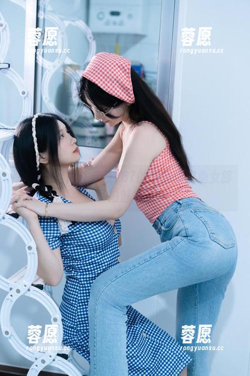谁能抵挡得住末夜787的黑色漆皮兔女郎私拍魅力？