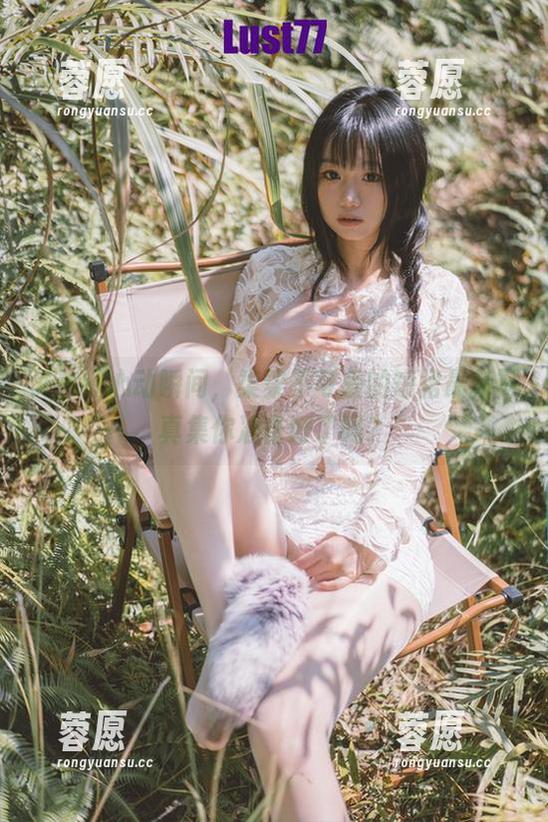 又来抓心动瞬间，柒柒不可爱的短裙最新写真集你准备好了吗？