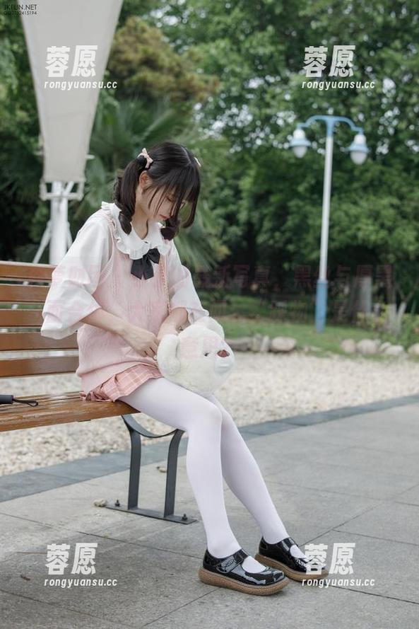 森萝财团 - 小夜的最新写真，黑丝与厚黑砕面合体，大家都在问：“踩物”是什么意思？
