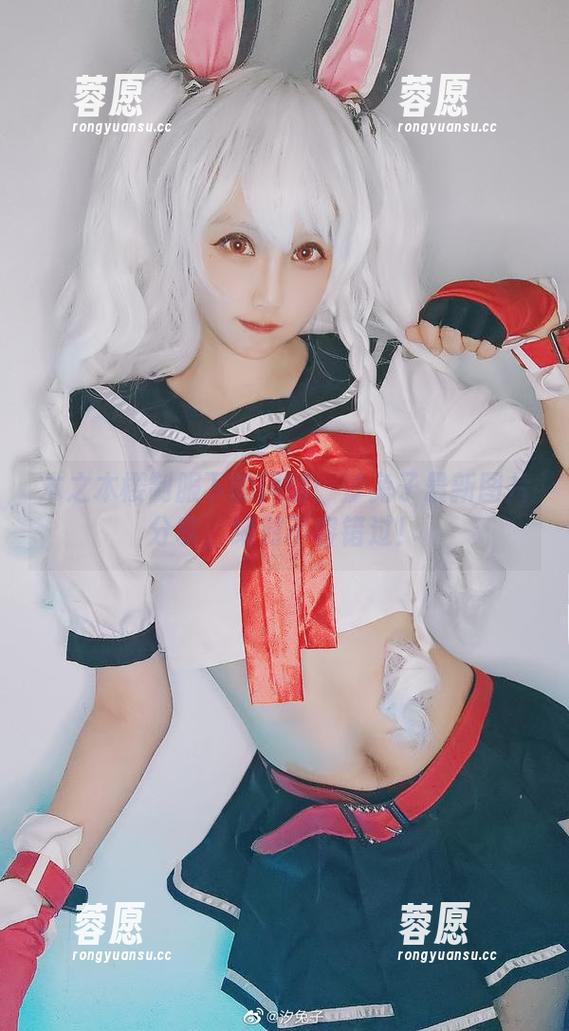 木之本樱制服下的风情：汐兔子最新图片分享，绝对不容错过！