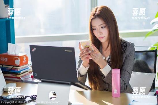 爱蜜社 - 资源疯抢中，杨紫嫣Cynthia的油亮套图，心太软已经准备被融化！