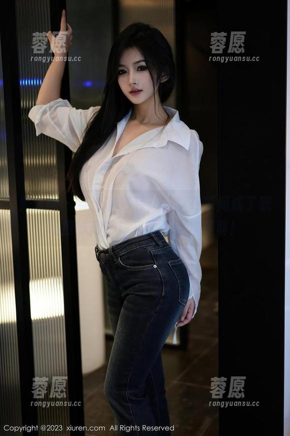 秀人网 - 穿上秘书装，叶梦轩瞬间成了职场撩妹高手！来看看这套写真！