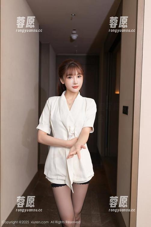 秀人网 - 明日花桃桃的办公室写真集：工作与美的完美结合