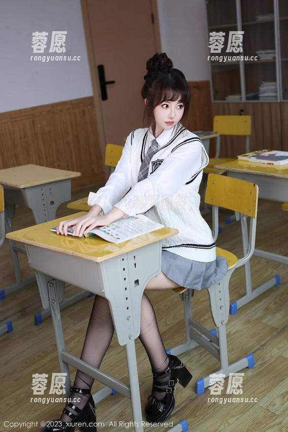 秀人网 - 月夕Lily制服图鉴，资源构建你的想象力