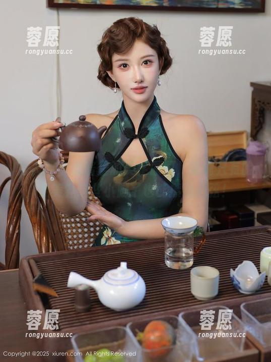 秀人网-爱酱里 秀人网 - 爱酱里的美足原图,谁说只有脸要美?这些小脚丫也能撩动心弦!