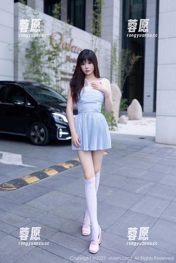 秀人网-糯美子nini 秀人网 - 户外照片里的糯美子nini:就问谁能拒绝这样的高清美颜?原图简直让我心动!