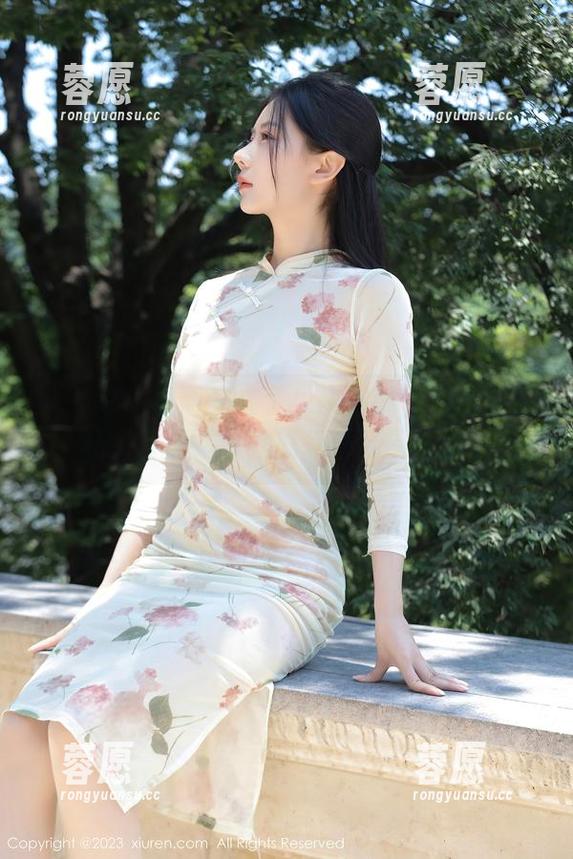 秀人网 - 袁圆又来了！挑起味蕾与欲望的私拍写真，看她如何演绎厨娘风情