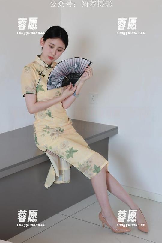 绮梦摄影 - 桃桃与她的白丝写真，时不时让我想起那些模糊的梦…