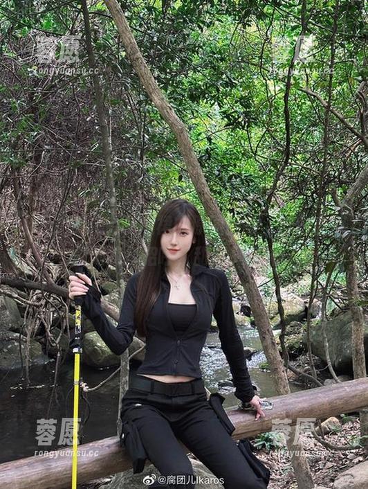 腐团儿Ikaros短裙的原图图集，好像在悄悄跟我打招呼，甜蜜又暧昧。