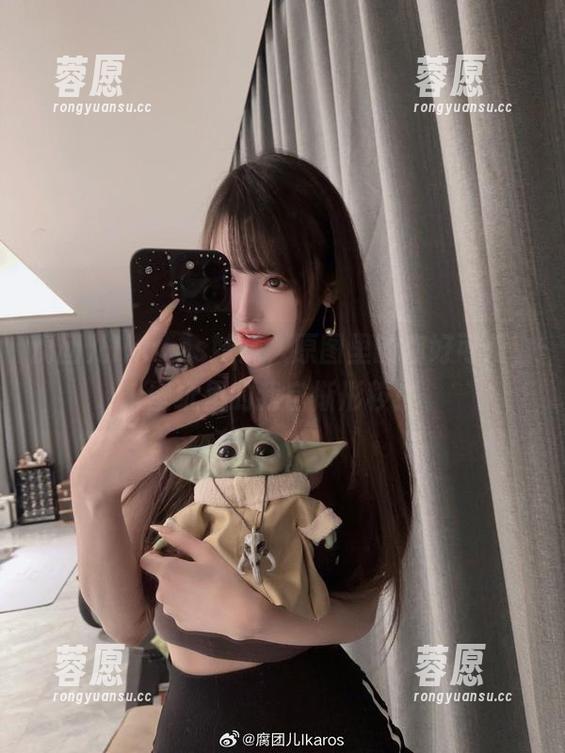 腐团儿Ikaros妹妹，原图里的你好可爱，壁纸里的我自惭形秽！