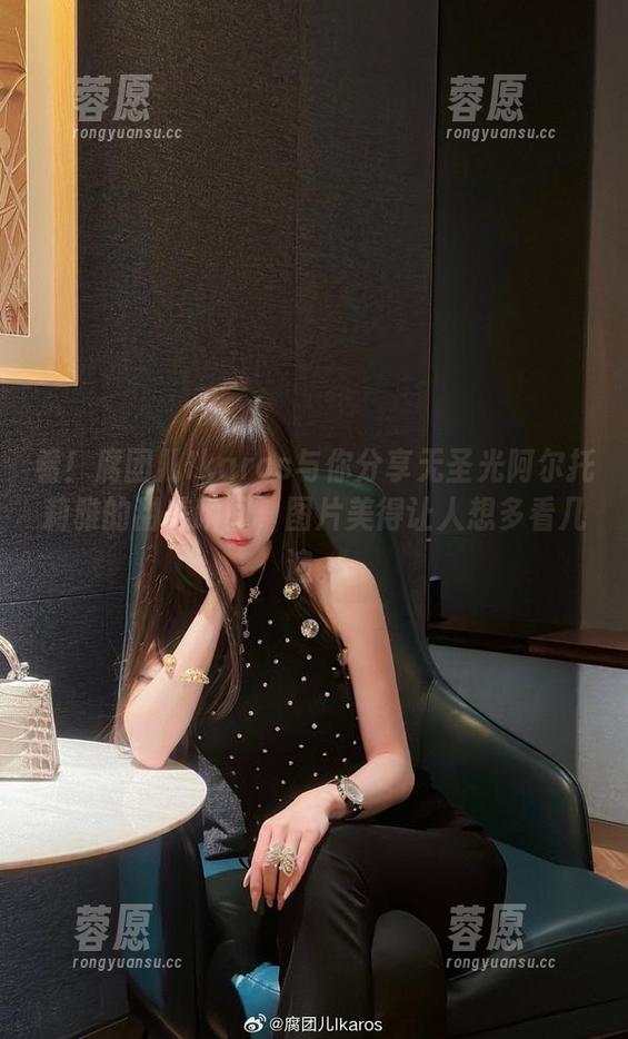 看！腐团儿Ikaros与你分享无圣光阿尔托莉雅的甜美瞬间，图片美得让人想多看几遍。