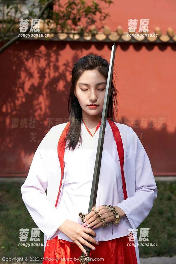 蜜桃社 - 下载这套图，初月的秘密与你无关，但你又忍不住想一探究竟！