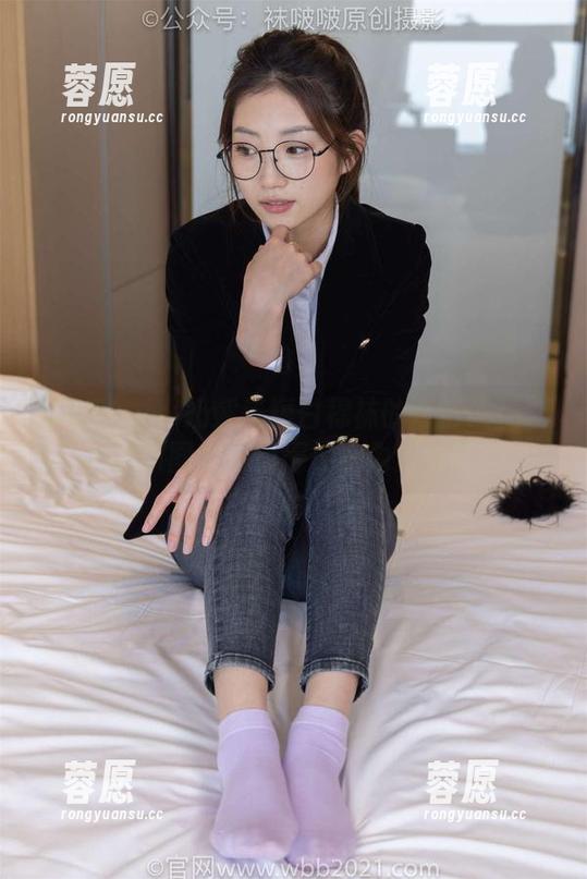 袜啵啵 - 小奶熊与短白棉袜的奇妙碰撞：这原图绝对值得你设为壁纸！