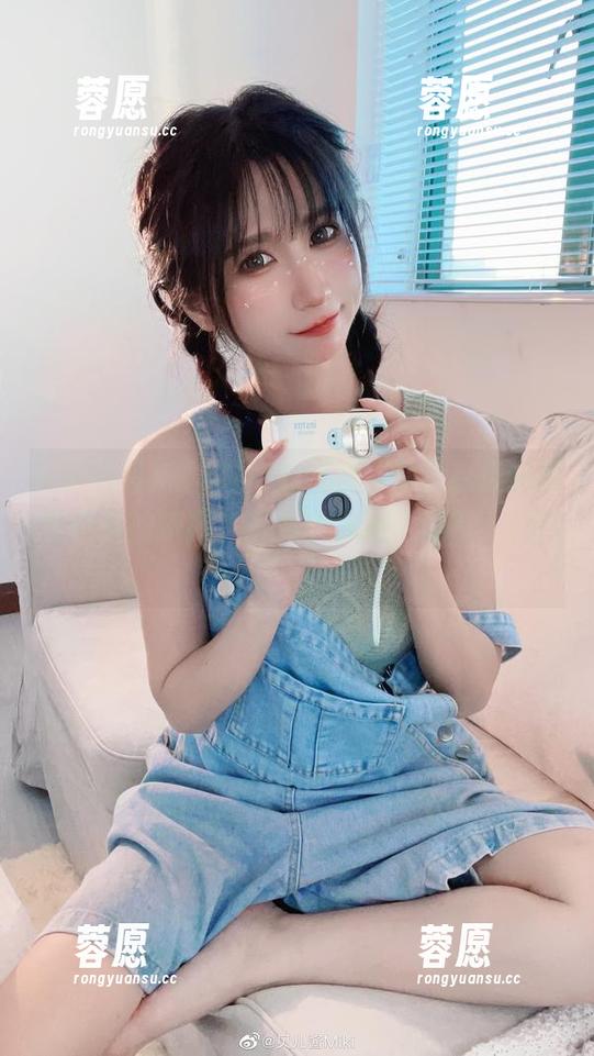 短裙和贝儿酱Miki的组合，总让我想起那些青春的疯狂，再加点cos的元素，完美！