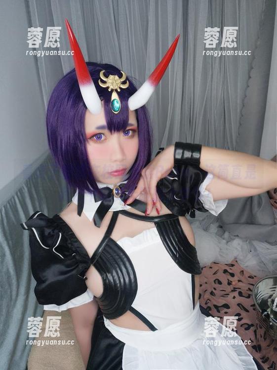看贞子蜜桃在校园里摆Pose，这简直是我心中完美无暇的大学梦！