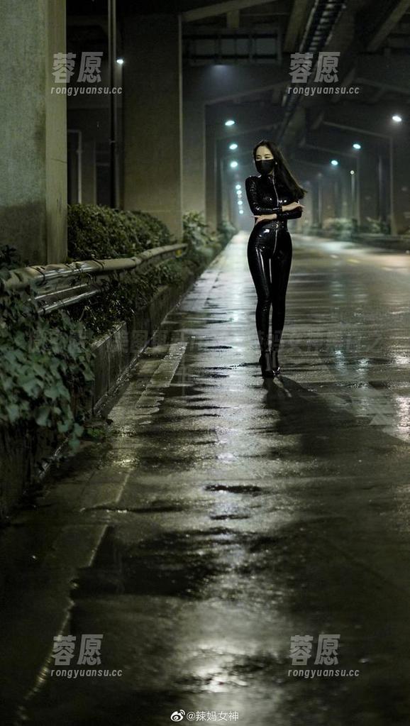 微密圈 - 美图更新ing，辣妈女神黑白之美，低调得很！