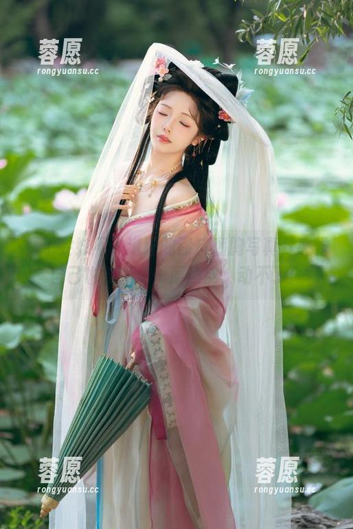 看了雯妹不讲道理的漆皮裹胸写真，感觉自己也被裹了一层漆皮，动不了！