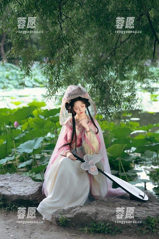 有没有人跟我一样，在看雯妹不讲道理的黑丝T-back时忍不住想：这位小姐姐是气场强大的走路风吗？