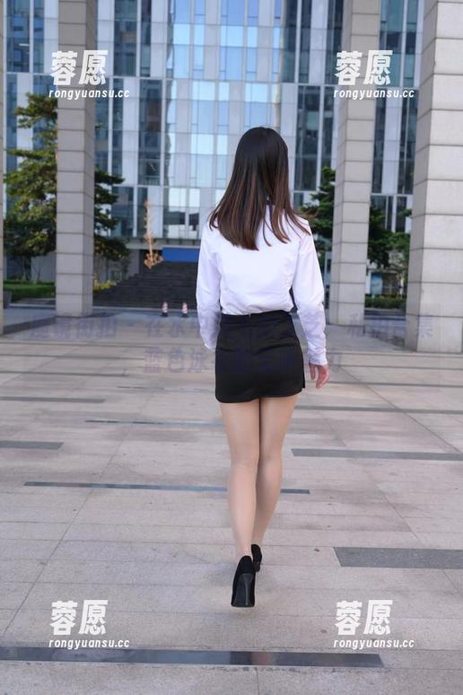 魔镜街拍 - 在水中游弋的芝芝：私拍合集，蓝色泳衣的无限魅力